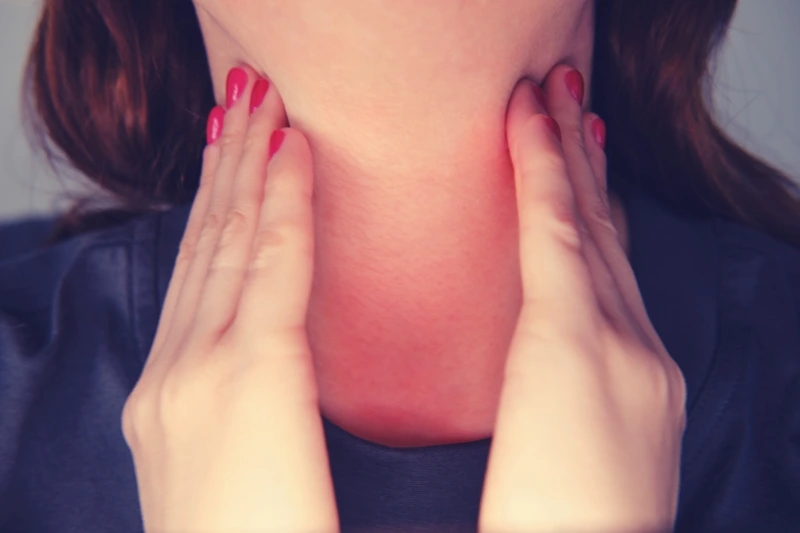 Sensazione di nodo alla gola: legame tra ansia, stress e tensione cervicale