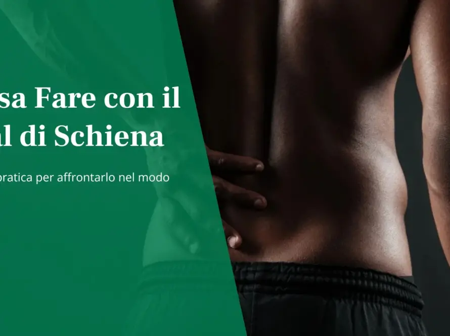 cosa-fare-mal-di-schiena-Primo piano di schiena maschile al buio con mano appoggiata sulla zona lombare per un dolore alla schiena