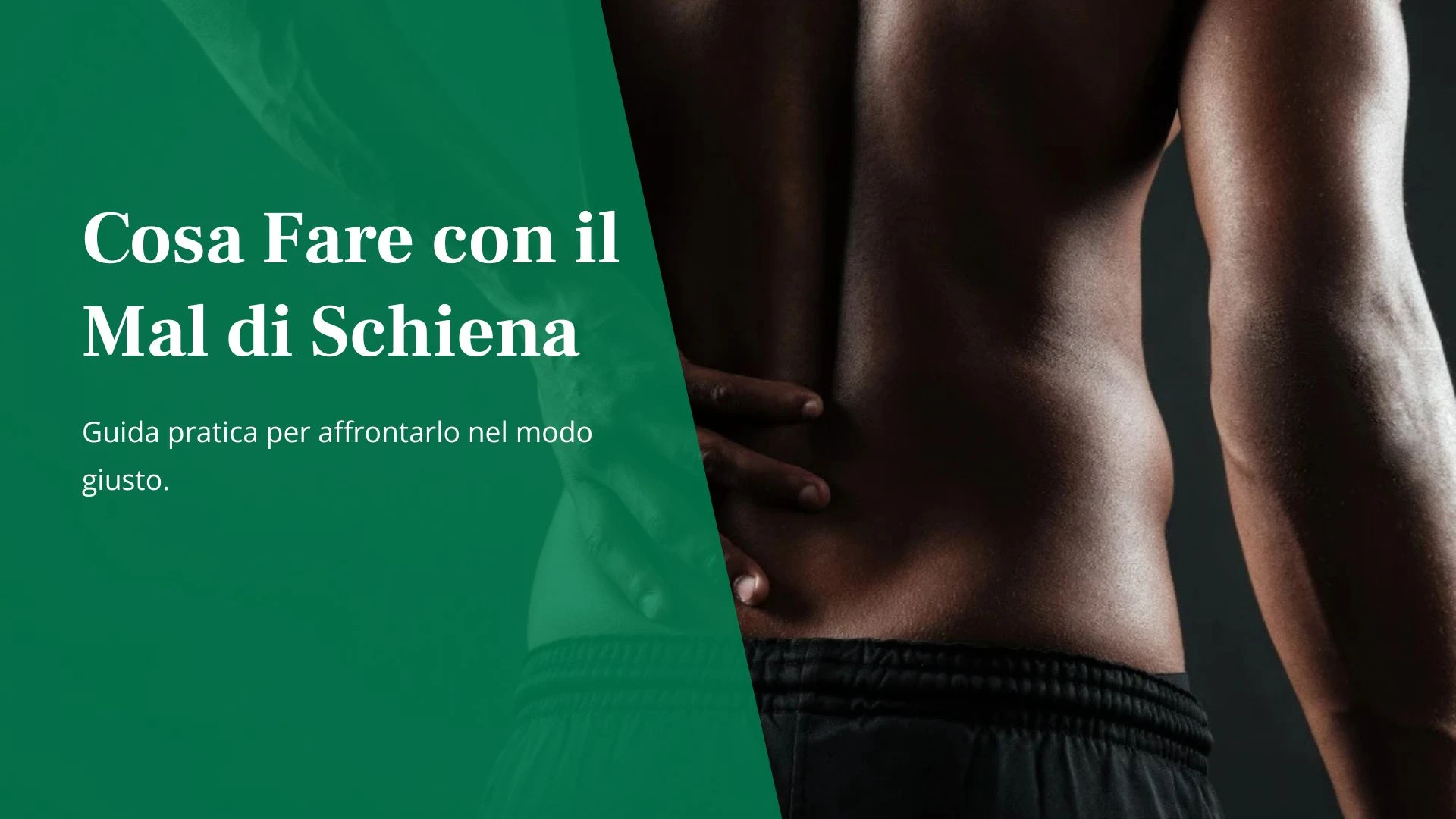 cosa-fare-mal-di-schiena-Primo piano di schiena maschile al buio con mano appoggiata sulla zona lombare per un dolore alla schiena