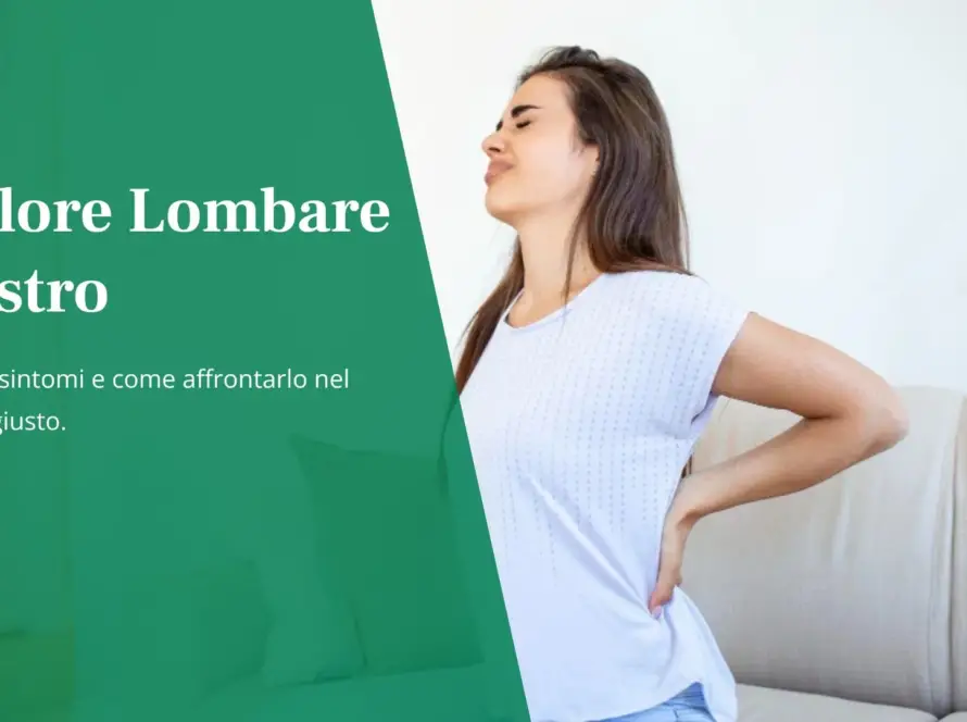 dolore-lombare-destro-Donna seduta sul divano con smorfia di dolore e mano appoggiata sul fianco destro della zona lombare