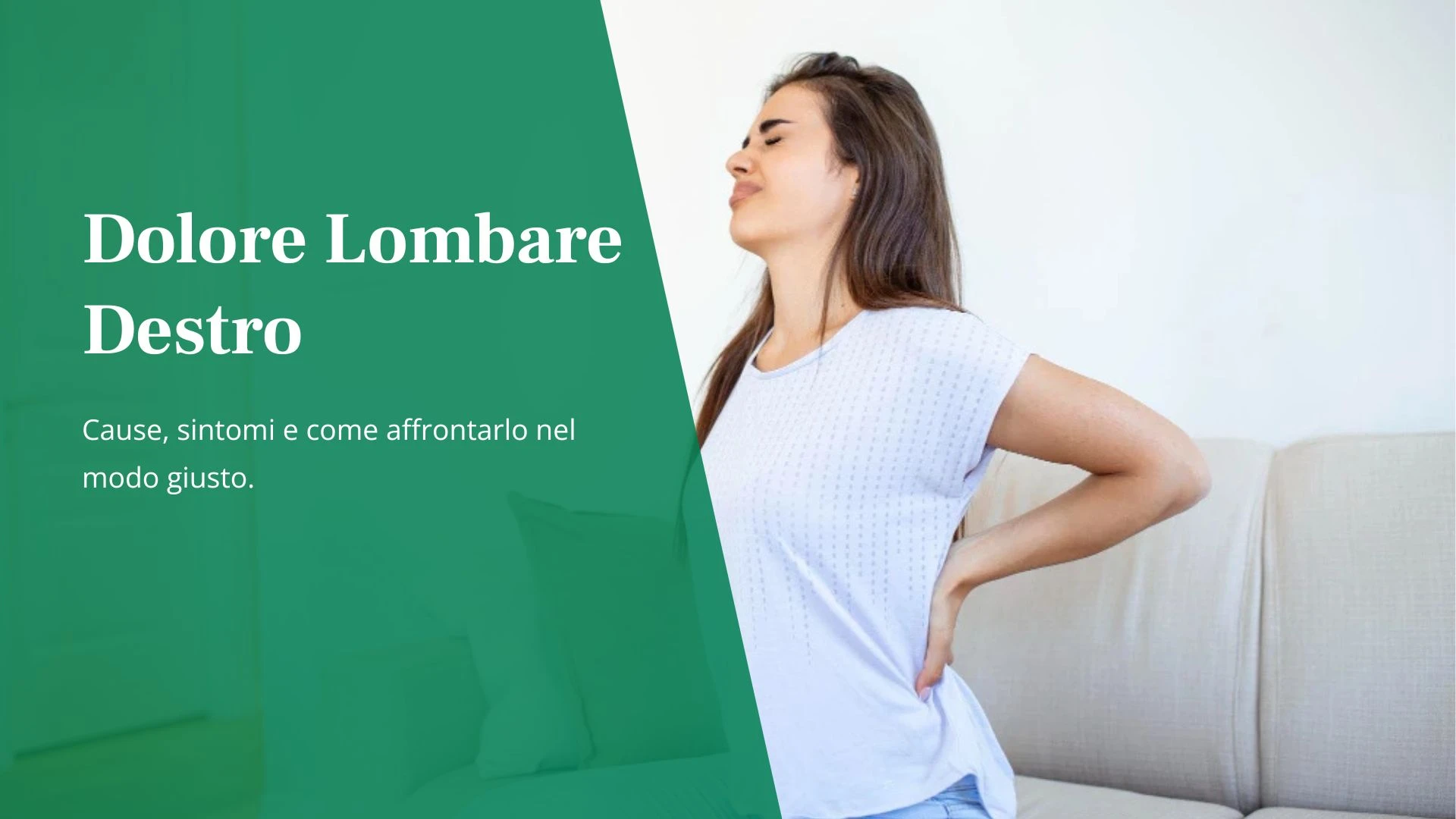 dolore-lombare-destro-Donna seduta sul divano con smorfia di dolore e mano appoggiata sul fianco destro della zona lombare