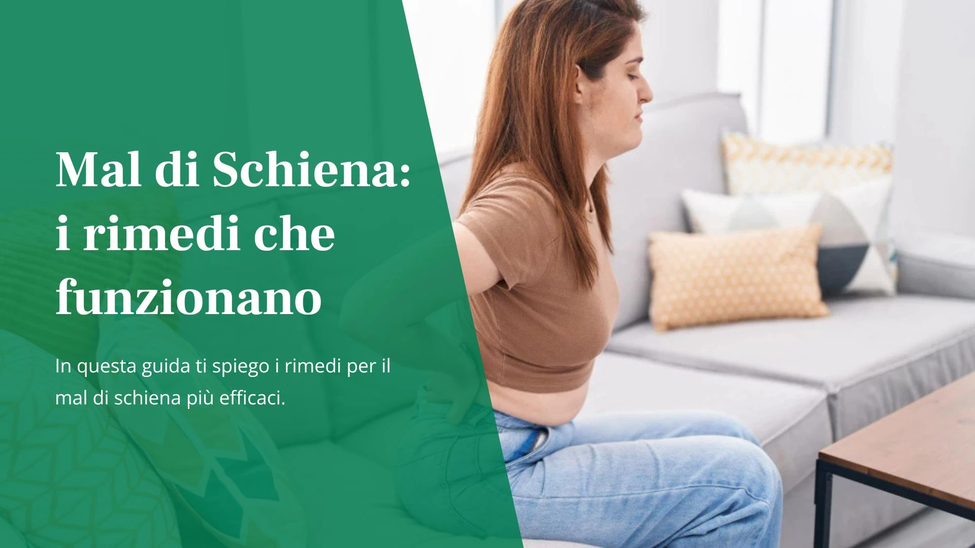 mal-di-schiena-rimedio-Donna seduta sul divano tra cuscini colorati con mano sulla schiena per un dolore lombare